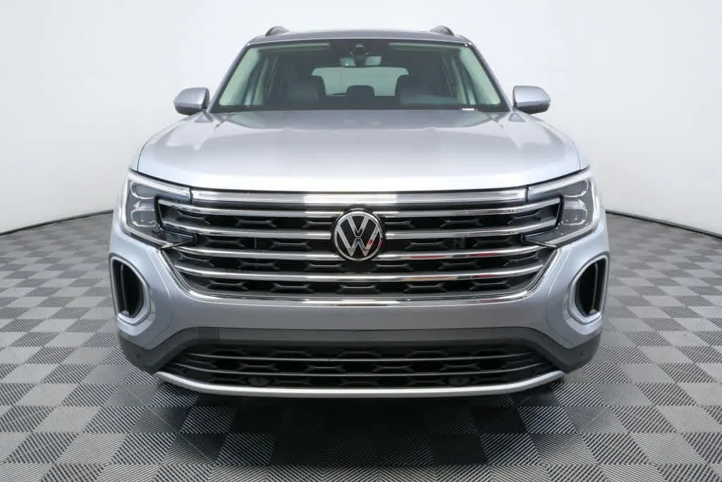 New 2026 Silver Mist Metallic Volkswagen 2.0T SE w/Technology image 25