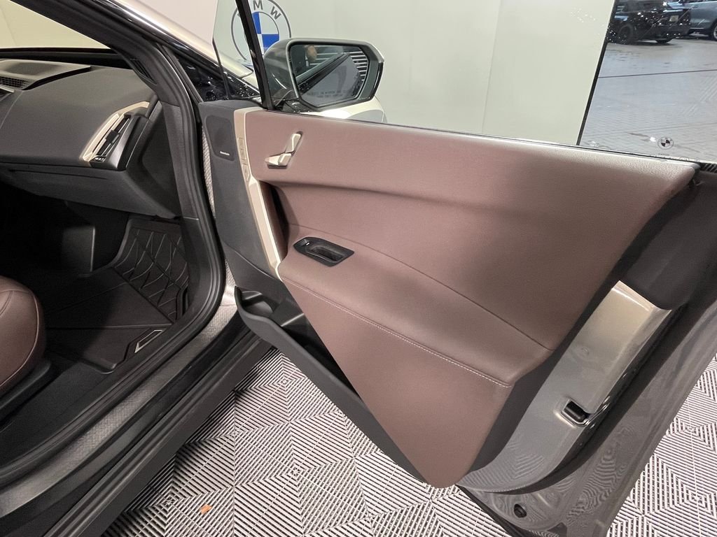 Used 2024 Gray BMW xDrive50 image 23