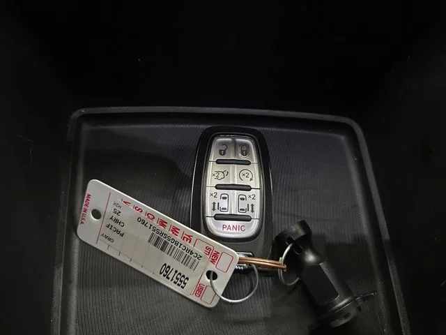 Used 2025 Ceramic Gray Clearcoat Chrysler Select image 26