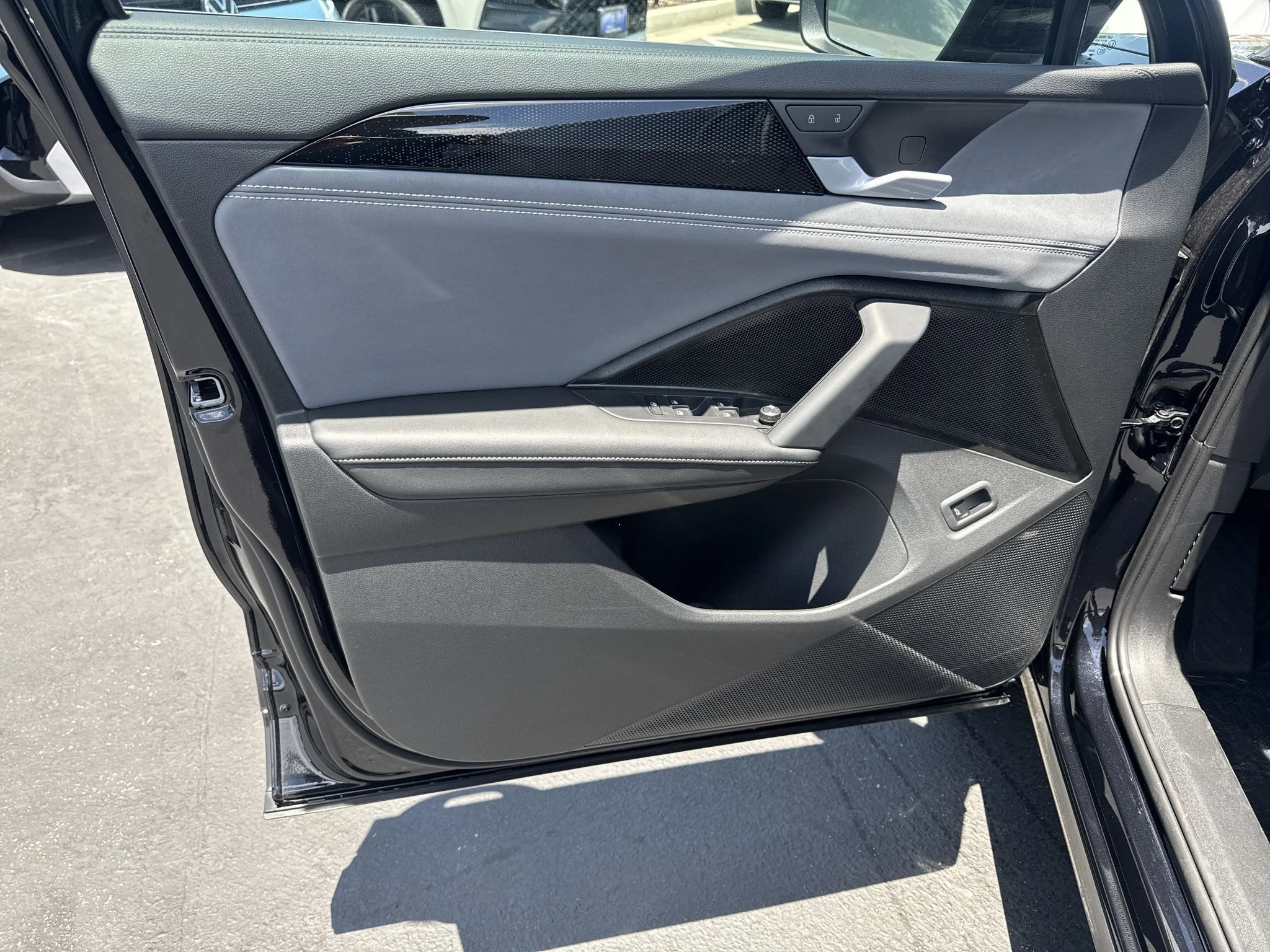 New 2026 Deep Black Pearl Volkswagen SE image 11