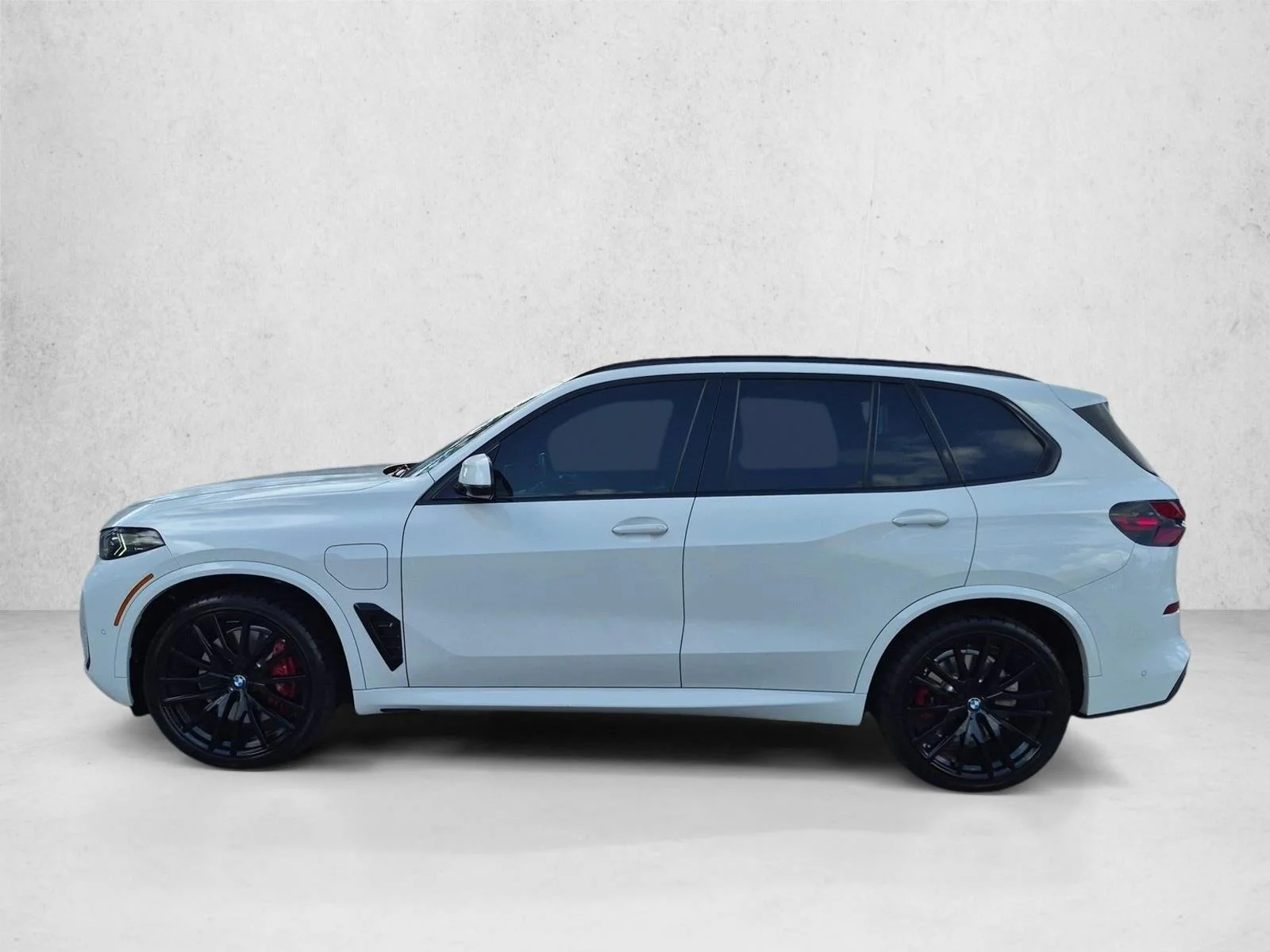 Used 2024 Alpine White BMW xDrive50e image 9