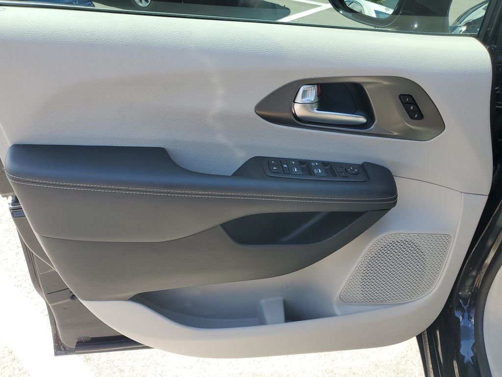 Used 2022 Black Chrysler Touring L image 12
