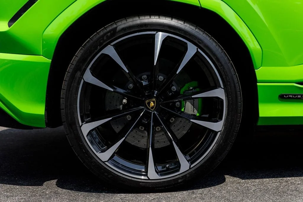 Used 2025 Green Lamborghini SE image 11