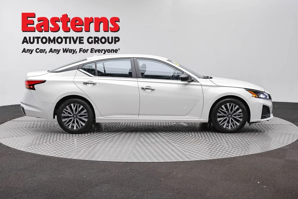 Used 2025 White Nissan 2.5 SV image 4