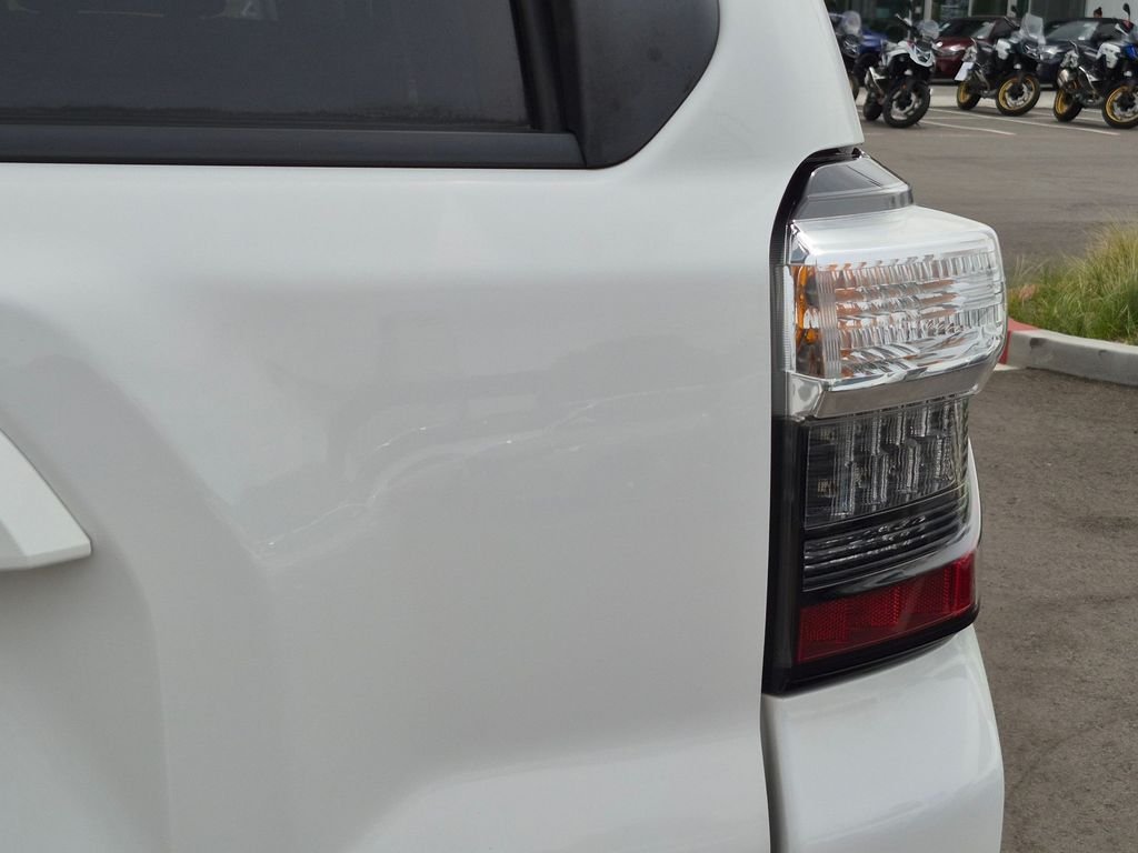 Used 2016 White Toyota SR5 image 27