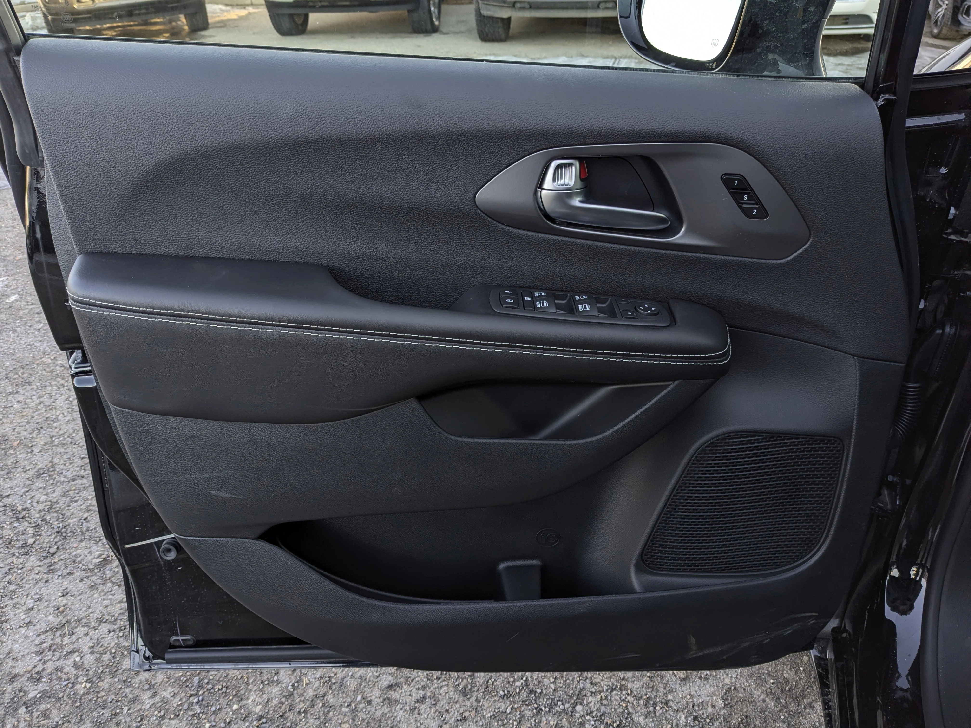 New 2026 Black Chrysler Select - PANORAMIC SUNROOF - POWER SLIDING DOORS - S APP PKGE & TONS MORE! image 12