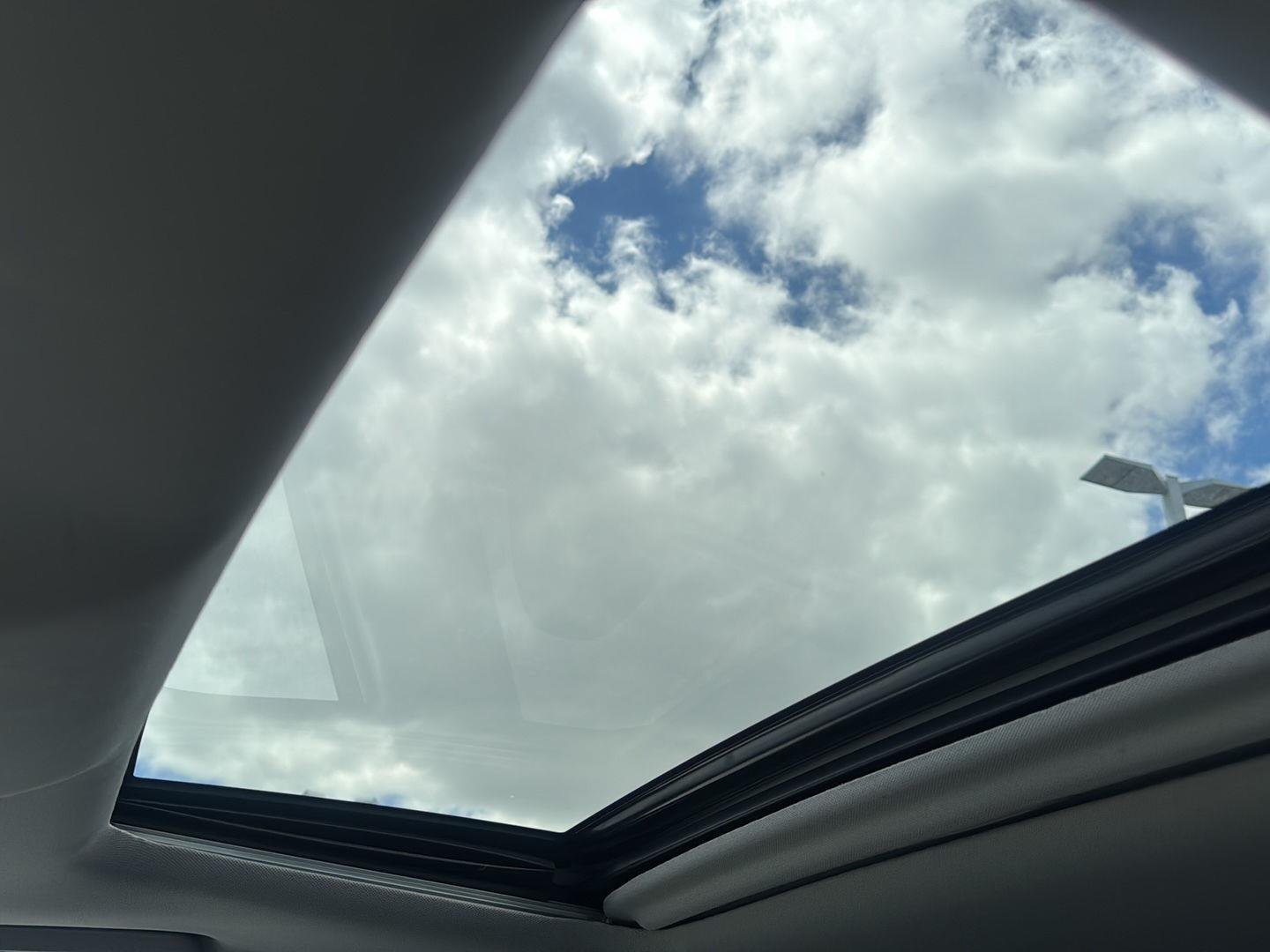 Used 2018 Blizzard Pearl Toyota XLE image 11