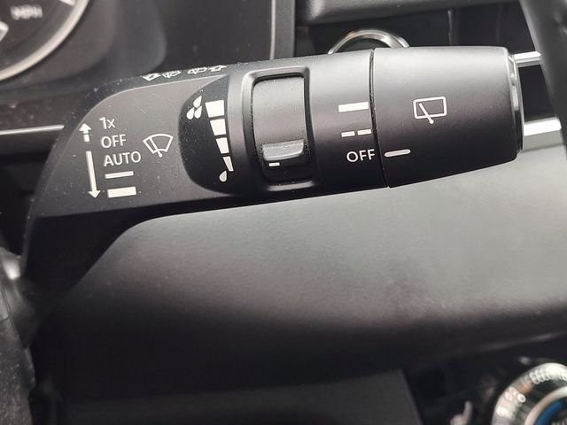 Used 2023 Silver Mitsubishi SE image 22