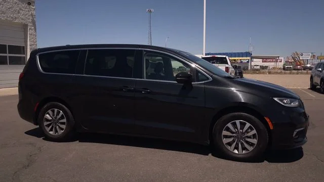 Used 2023 Black Chrysler Touring L image 3
