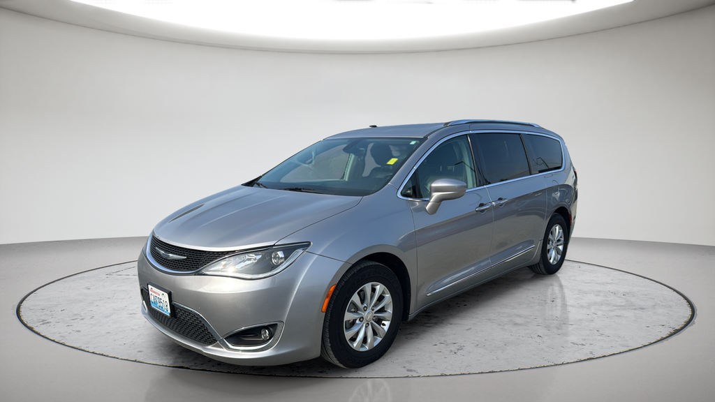 Used 2018 Silver Chrysler Touring L image 12