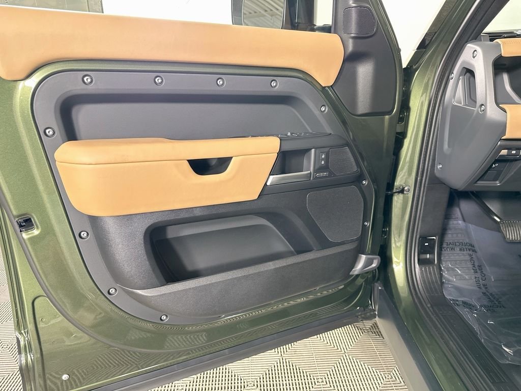 New 2026 Woolstone Green Land Rover X-Dynamic SE image 22