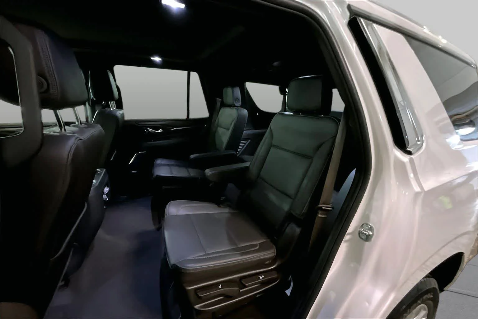 Used 2024 White Frost Tricoat GMC Denali image 21