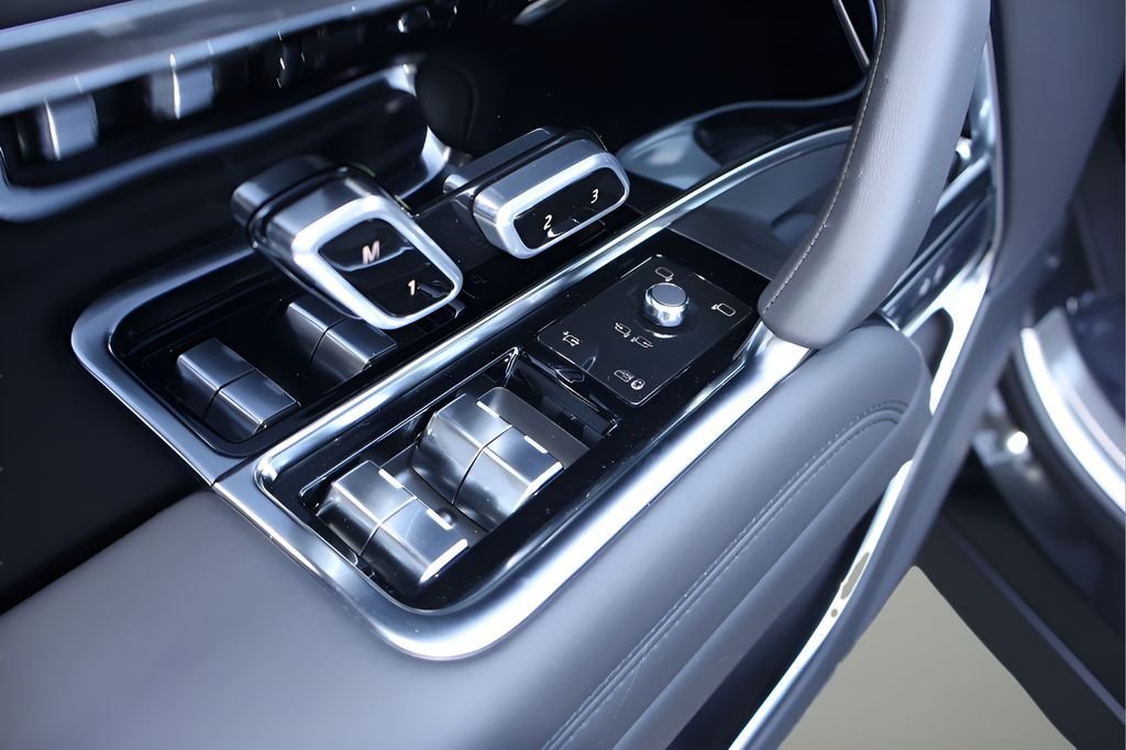 New 2026 Santorini Black Land Rover SE image 10