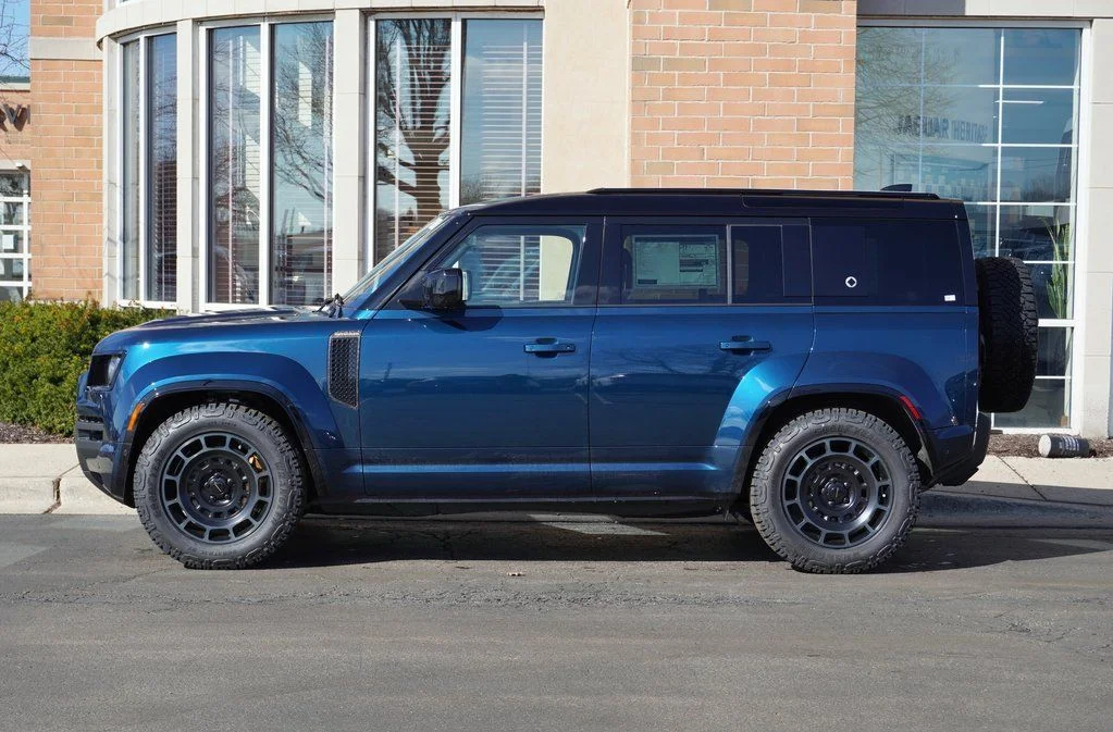 New 2026 Sargasso Blue Land Rover Octa image 2