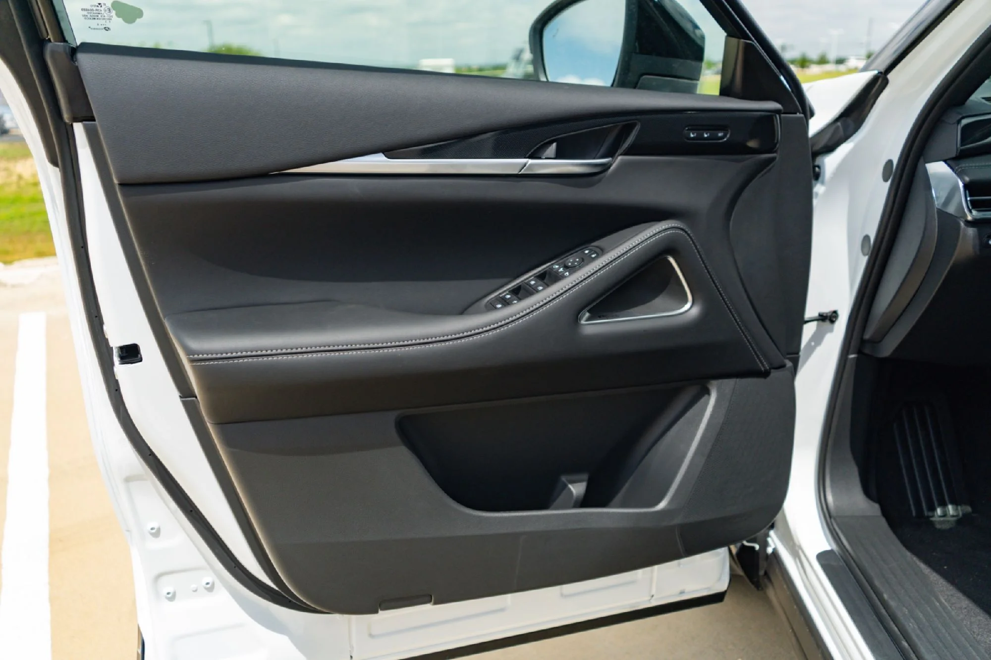 New 2027 2T RAD WHT INFINITI Sport AWD image 20
