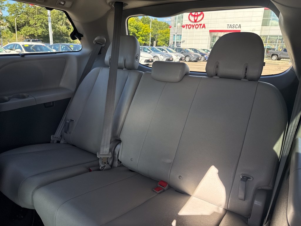 Used 2017 Gray Toyota XLE Premium image 40