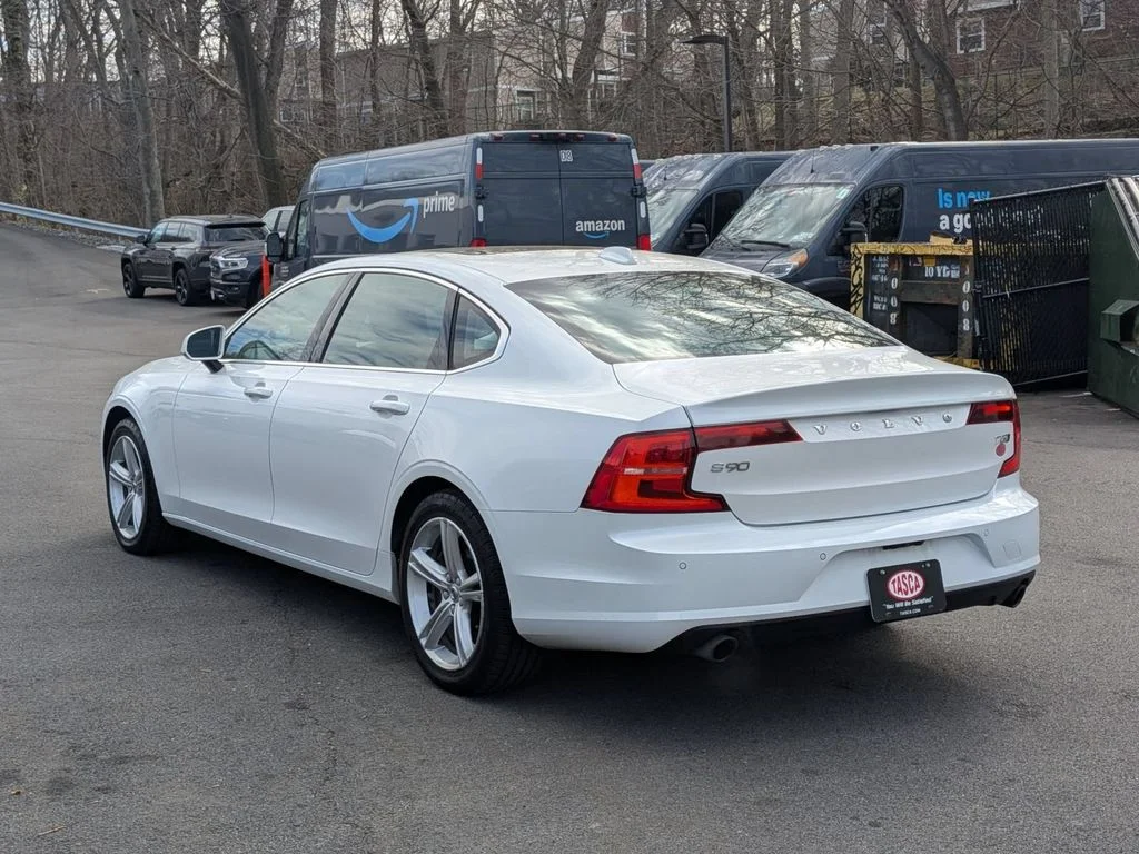 Used 2018 White Volvo T5 Momentum image 8