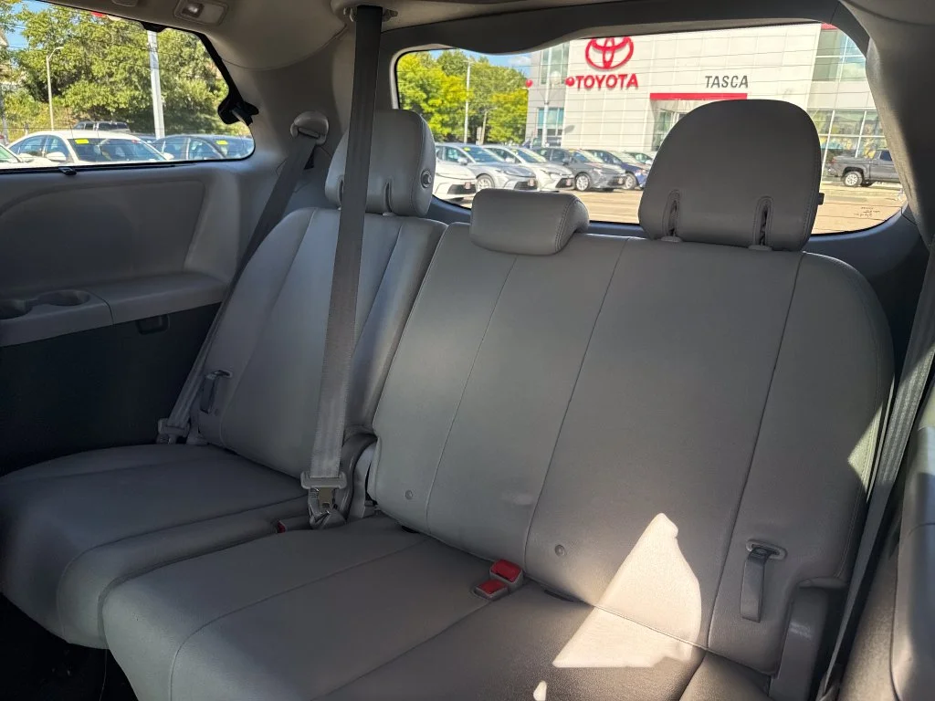 Used 2017 Gray Toyota XLE Premium image 40