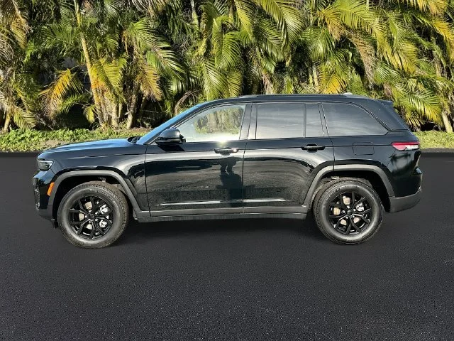 Used 2025 Black Jeep Altitude X image 9