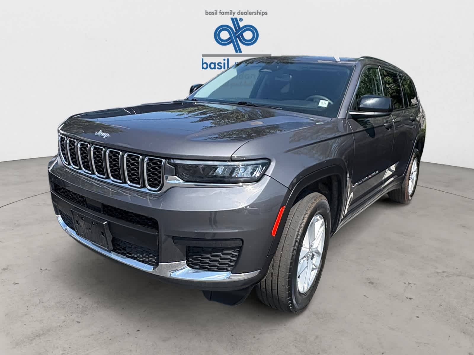 Used 2023 Baltic Gray Metallic Clearcoat Jeep Laredo image 2