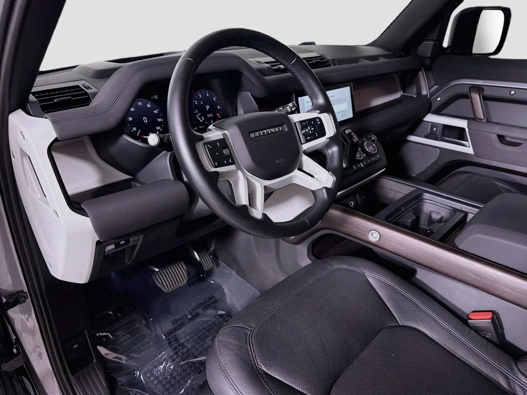 Used 2023 Gray Land Rover SE image 9