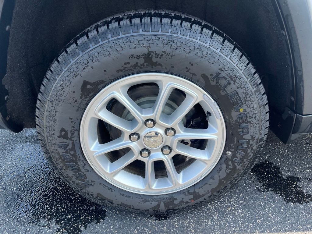 Used 2018 White Jeep Laredo E image 31