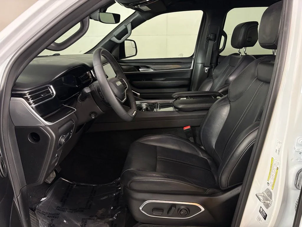 Used 2023 White Jeep Base image 16