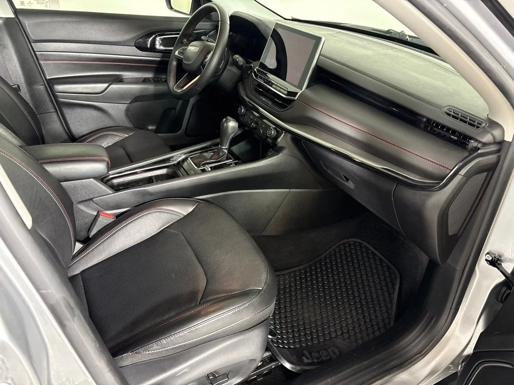Used 2022 Silver Jeep Trailhawk image 17