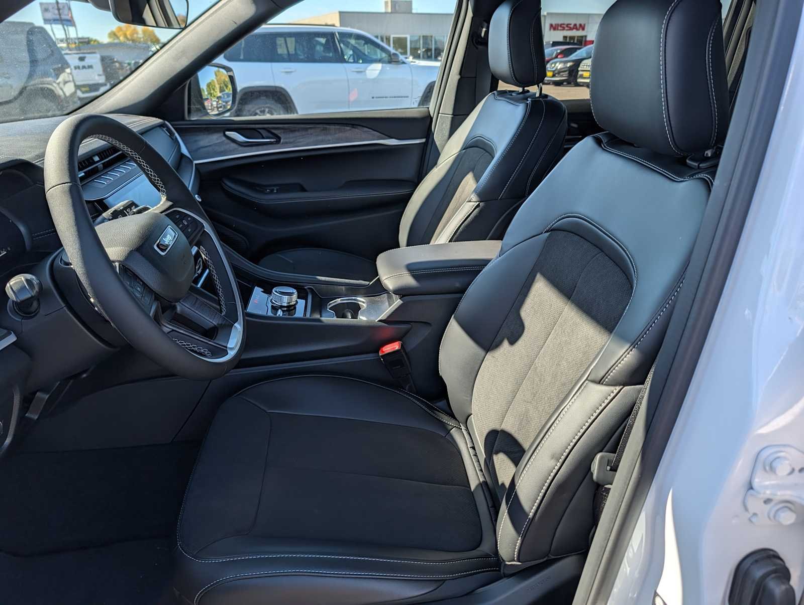 New 2026 Bright White Clear-Coat Exterior Paint Jeep Laredo Altitude image 9