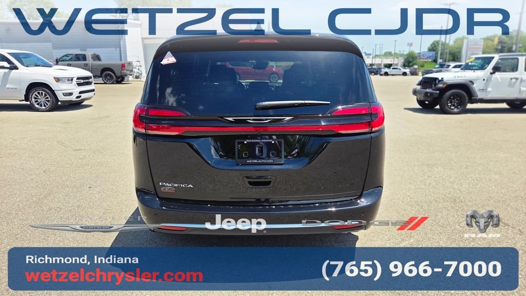 New 2027 Diamond Black Crystal Pearl-Coat Exterior Paint Chrysler Select image 6
