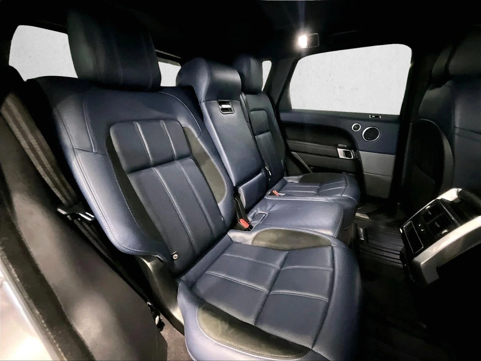 Used 2020 Eiger Grey Metallic Land Rover HSE Dynamic image 29