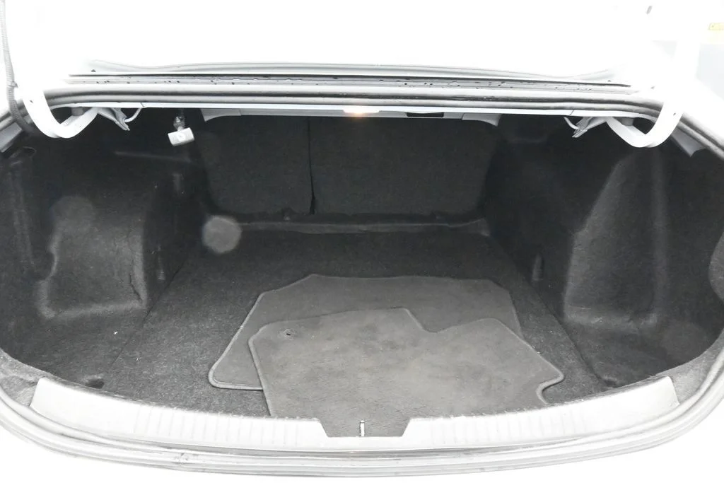 Used 2024 Summit White Chevrolet LT image 33