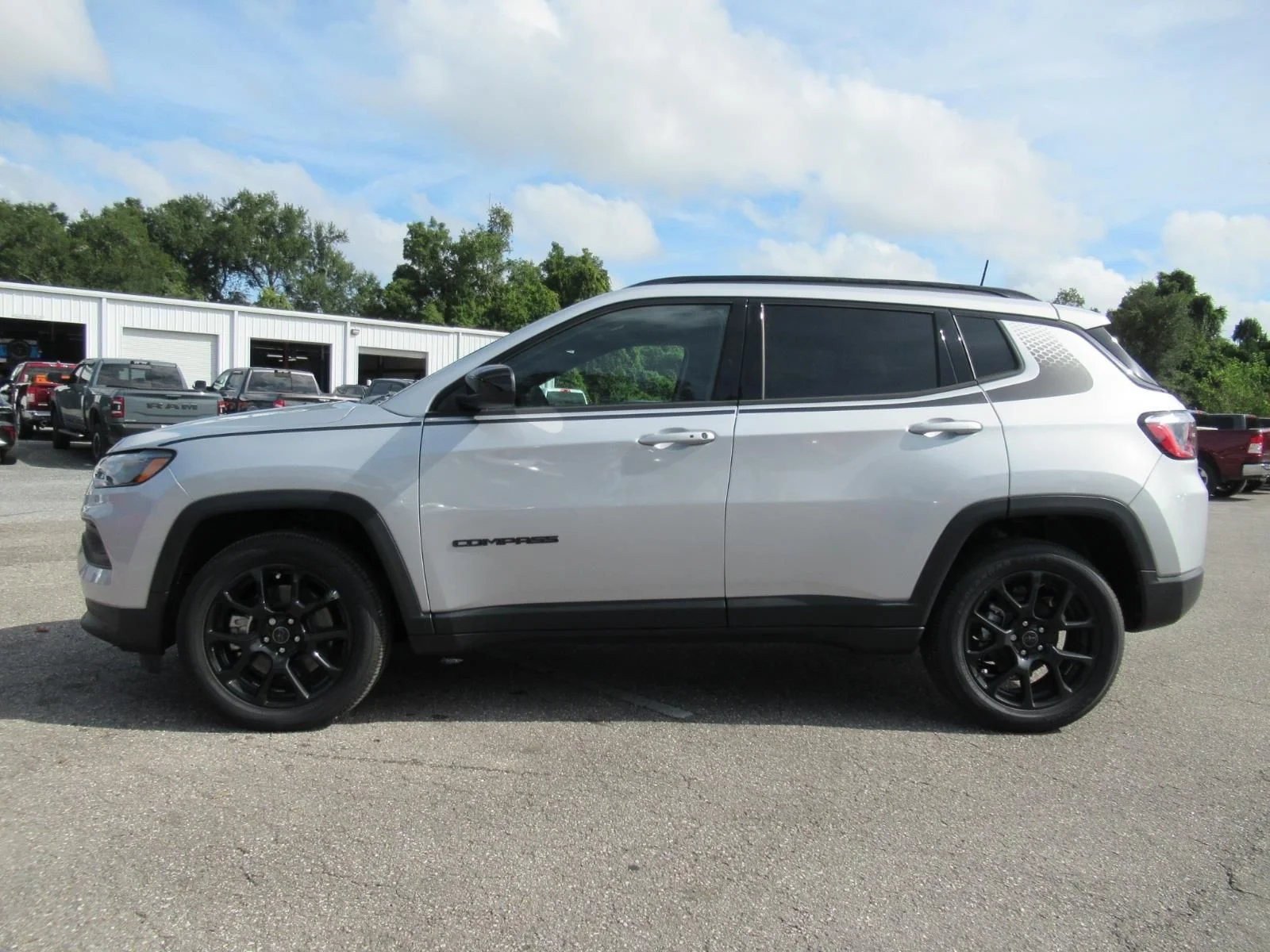 New 2026 Silver Zynith Metallic Clear-Coat Exterior Paint Jeep Latitude image 4