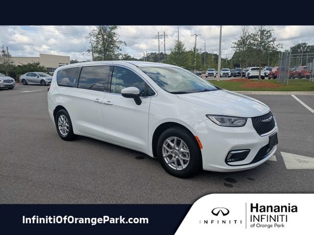 2023 Chrysler Pacifica Touring L's photo