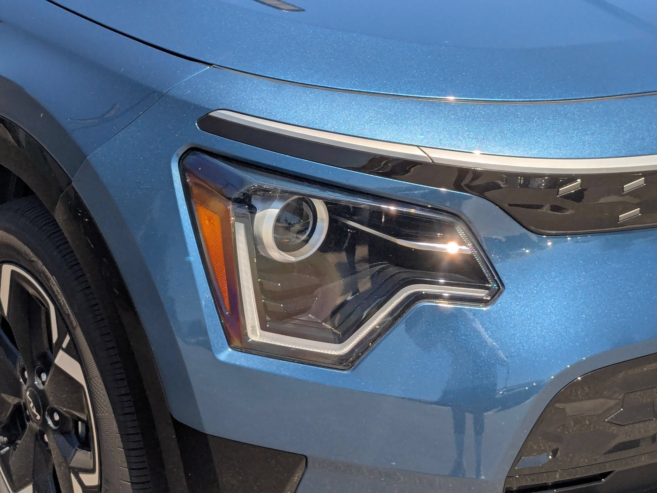 Used 2023 Mineral Blue Kia Wind image 10