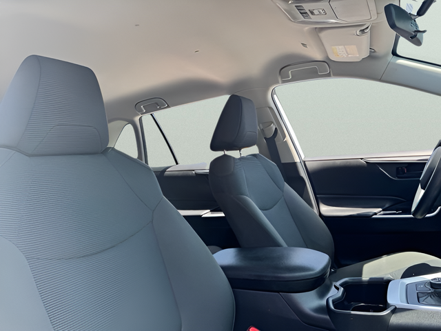 2025 Toyota RAV4 LE - Photo 13