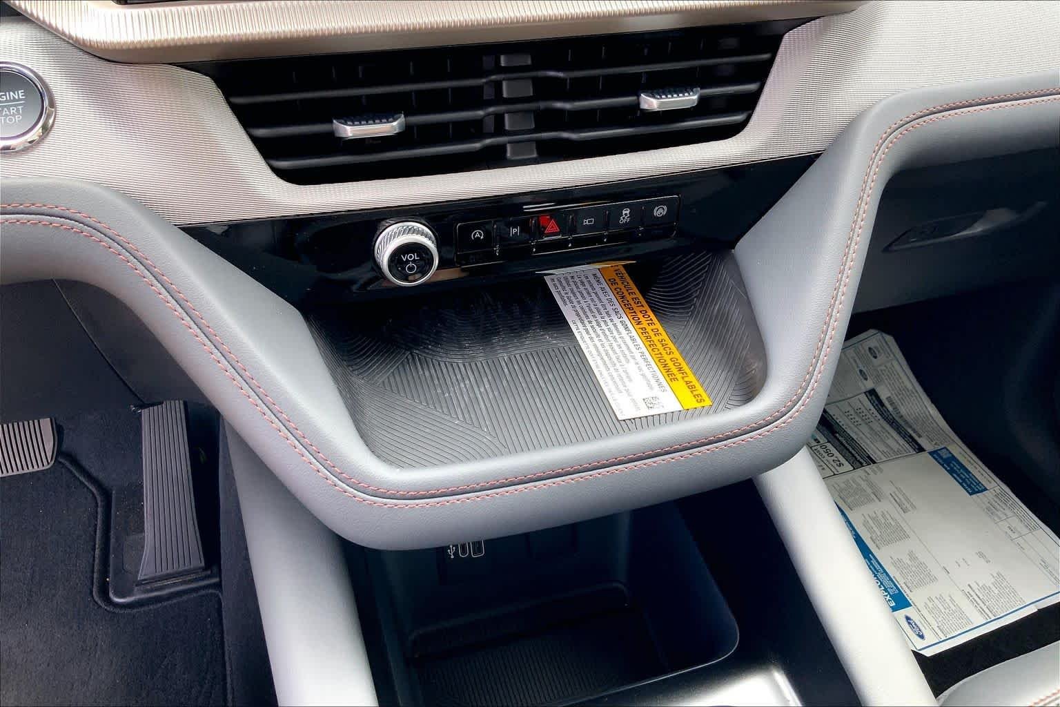 New 2026 Star White Metallic Tri-Coat Ford Active image 19