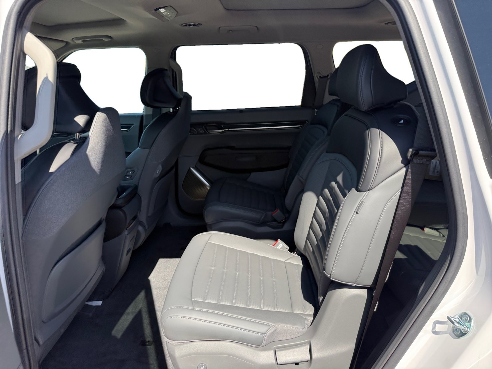 New 2026 Glacial White Pearl Kia Land AWD image 16