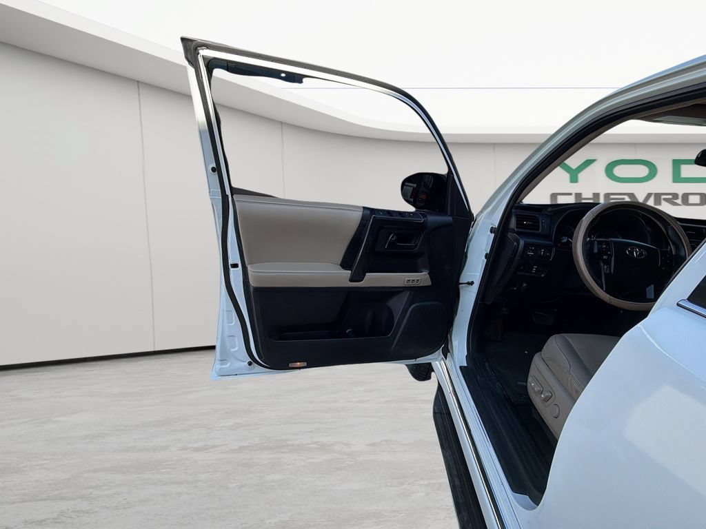Used 2014  Toyota Limited image 44