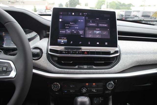 Used 2024 White Jeep Latitude image 4
