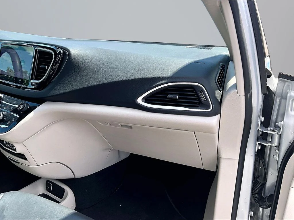 Used 2024 Silver Chrysler Touring L image 18