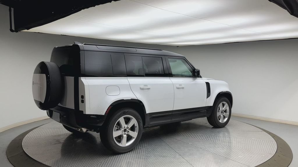 New 2026 Fuji White Land Rover X-Dynamic SE image 2