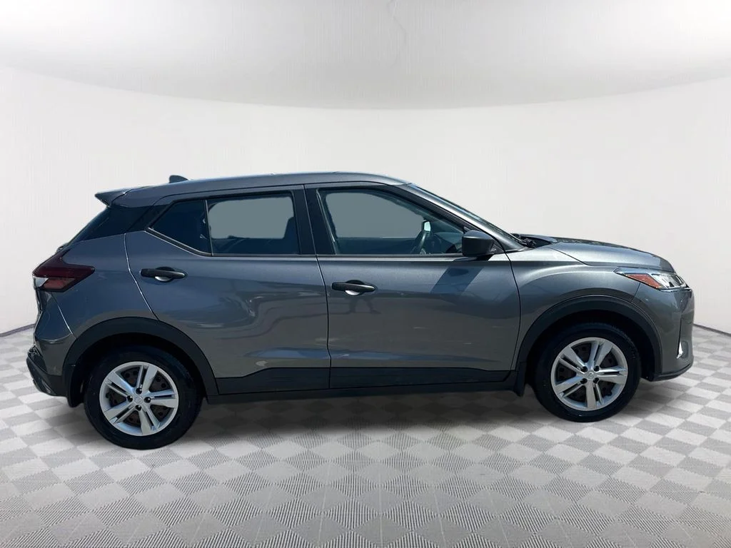 Used 2022 Gray Nissan S image 4