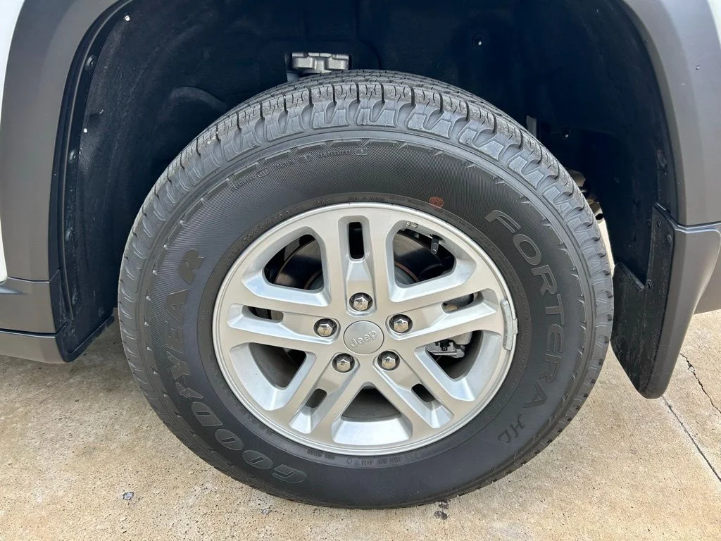 Used 2025 White/off-white Jeep Laredo image 16