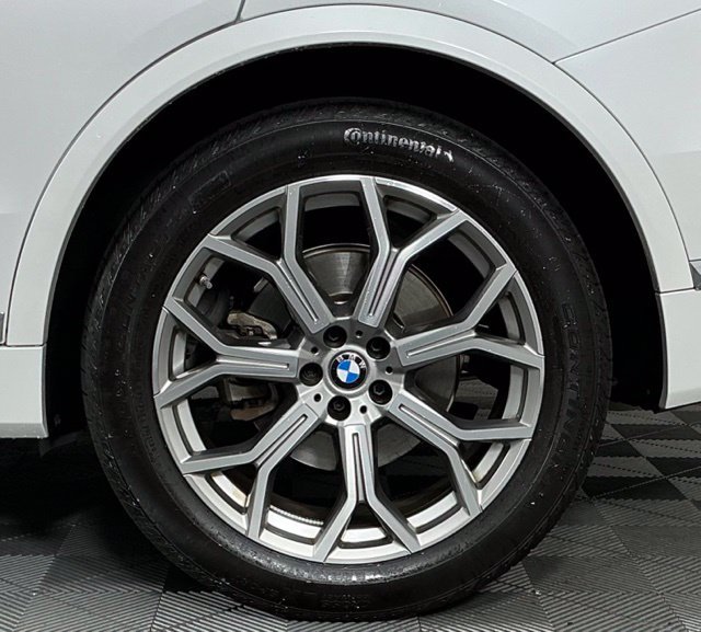 Used 2024 Mineral White Metallic BMW xDrive40i image 10