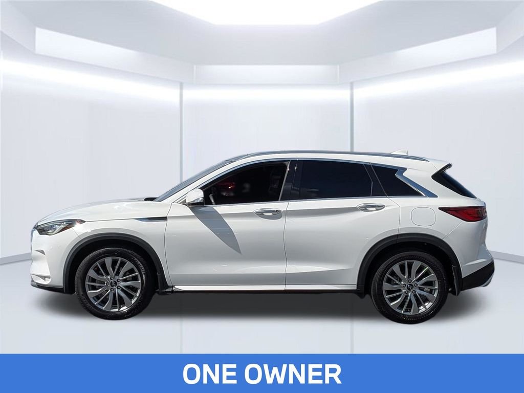 Used 2023 White INFINITI LUXE image 2