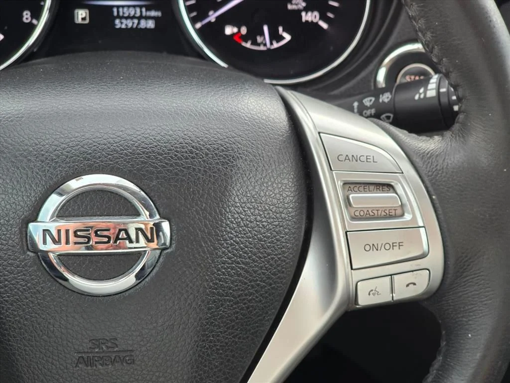 Used 2015 White Nissan SL image 17