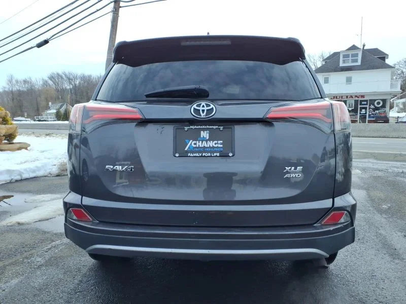 Used 2018 Gray Toyota XLE Sport Utility 4D image 4