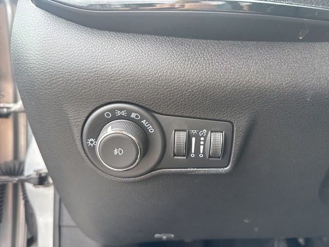 Used 2025 Silver Jeep Trailhawk image 13