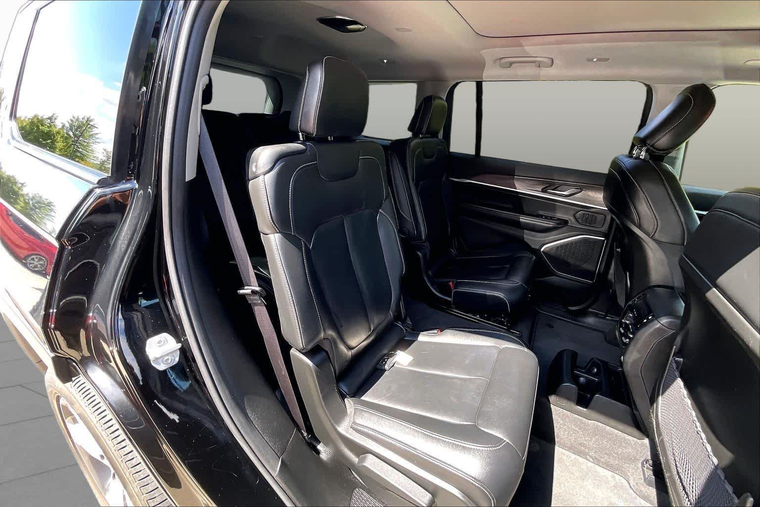 Used 2022 Diamond Black Crystal Pearlcoat Jeep Limited image 19